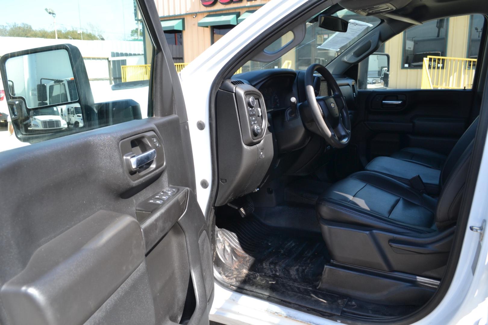 2020 WHITE /BLACK CHEVROLET 2500HD with an V8 6.6L GASOLINE engine, 6SPD AUTOMATIC transmission, located at 9172 North Fwy, Houston, TX, 77037, (713) 910-6868, 29.887470, -95.411903 - Photo#14